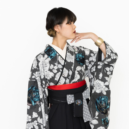 バラにレースリボン/ダークグレー【玉城ティナ×紅一点】（袴：バラ　刺繍/黒)