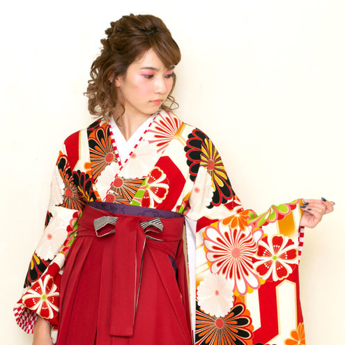 亀甲菊/赤（袴：梅刺繍／エンジ）