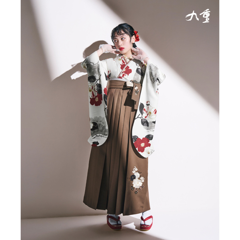 椿と松/白【九重】（袴：牡丹梅菊刺繍/ベージュ)